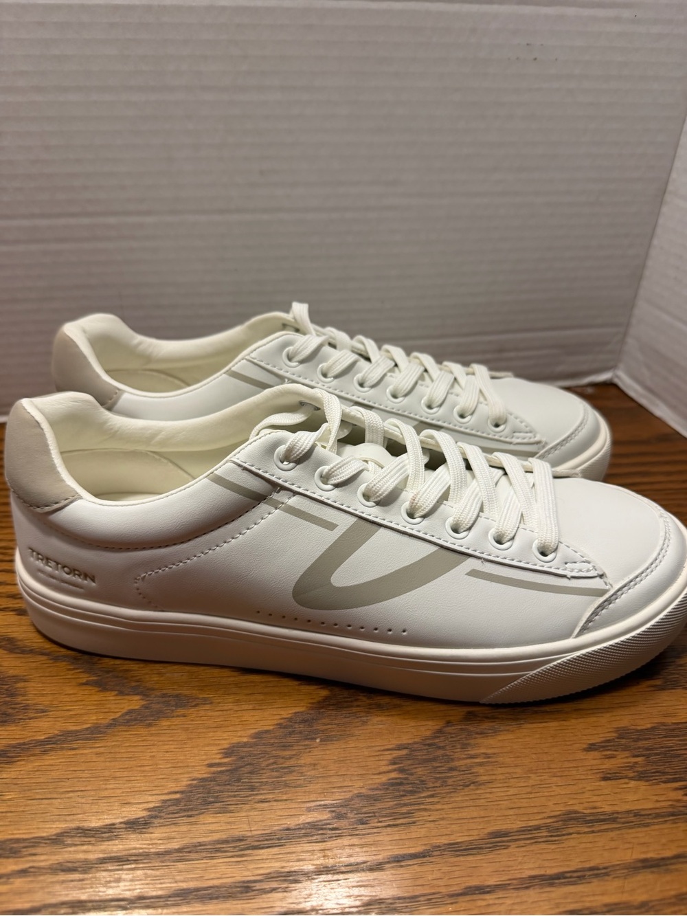 Tretorn White Leather Low-Top Sneakers with Pale Gray Accent Mens Size 9